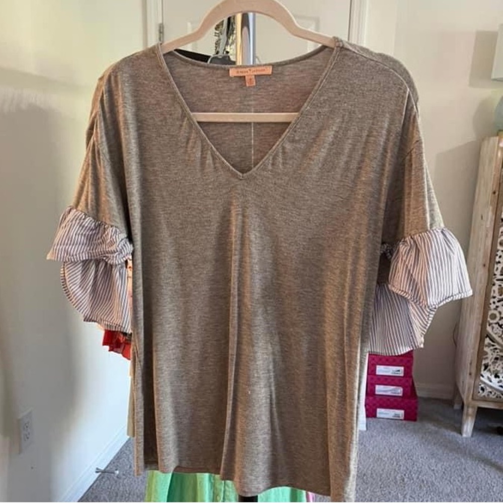 Gibson Latimer mixed media top . Gray knit w/ blue/white striped poplin sleeves.
